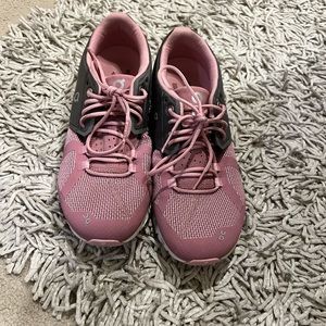 On Cloud size 7.5 tennis shoes